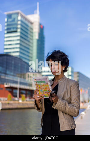 Amsterdam, Niederlande - 31. Mai 2017: gut gekleidete Frau in Stadt Blick auf Karte Stockfoto