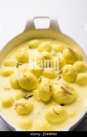 Angoori Rasmalai oder Anguri Ras Malai ist ein indisches Dessert. Hergestellt aus Hüttenkäse, die dann in Chashni, einem zuckerhaltigen Sirup getränkt und rollte in fin Stockfoto