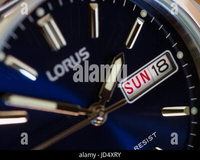 Herren Lorus analoge Armbanduhr, Uhr mit tiefblauen Gesicht, Tag und Datum Anzeige und Edelstahl Gehäuse. Stockfoto