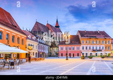 Brasov, Rumänien. Schwarze Kirche am Hauptplatz der Altstadt. Stockfoto