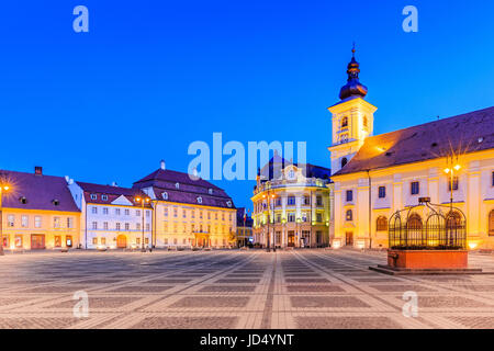 Sibiu, Rumänien. Rathaus und Brukenthal Palast in Siebenbürgen. Stockfoto