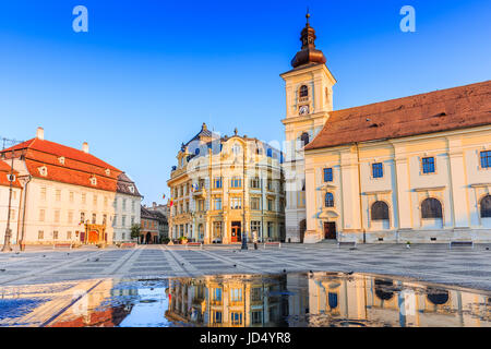 Sibiu, Rumänien. Rathaus und Brukenthal Palast in Siebenbürgen. Stockfoto