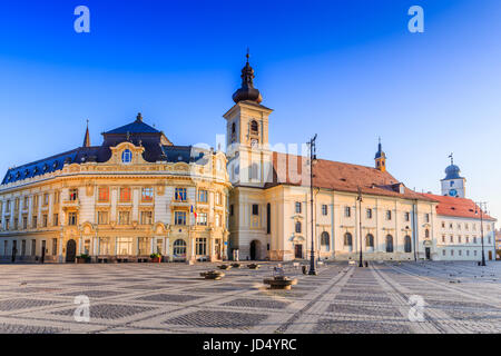 Sibiu, Rumänien. Rathaus und Brukenthal Palast in Siebenbürgen. Stockfoto