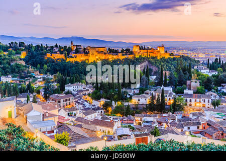 Alhambra von Granada, Spanien. Alhambra-Festung in der Dämmerung. Stockfoto