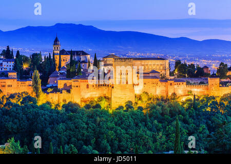 Alhambra von Granada, Spanien. Alhambra-Festung in der Dämmerung. Stockfoto