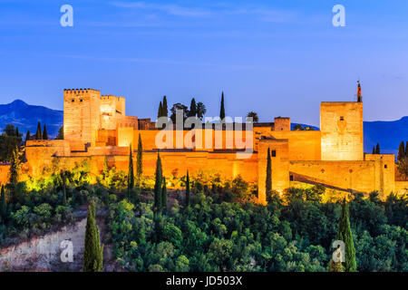 Alhambra von Granada, Spanien. Alcazaba-Festung in der Dämmerung. Stockfoto