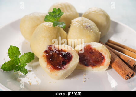 Traditionelle österreichische, Tschechische und ungarische süße Knödel genannt Knödels mit Pflaumen gefüllt und mit Zimt gewürzt wurden in abgekochtes Wasser und s vorbereitet. Stockfoto