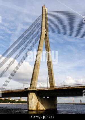 Funkturm. Radar-Linien mit Himmel im Hintergrund Stockfoto