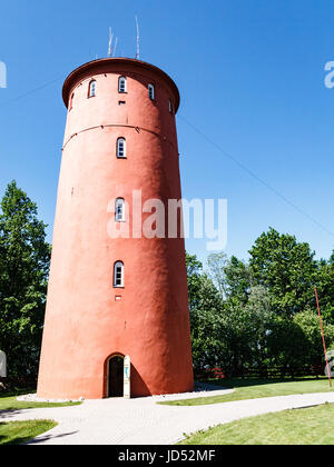 Funkturm. Radar-Linien mit Himmel im Hintergrund Stockfoto