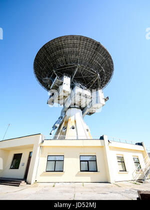 Funkturm. Radar-Linien mit Himmel im Hintergrund Stockfoto