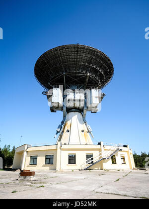 Funkturm. Radar-Linien mit Himmel im Hintergrund Stockfoto