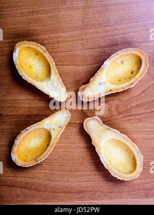 Brot-Snacks auf Teller auf einem Tisch mit Schatten Stockfoto