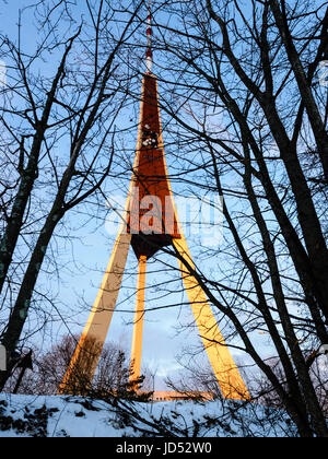 Funkturm. Radar-Linien mit Himmel im Hintergrund Stockfoto