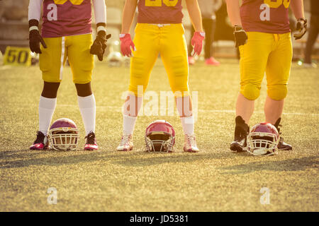 US-amerikanischer American-Football-Spieler auf dem Feld. Spiel ist kurz vor dem start. Stockfoto