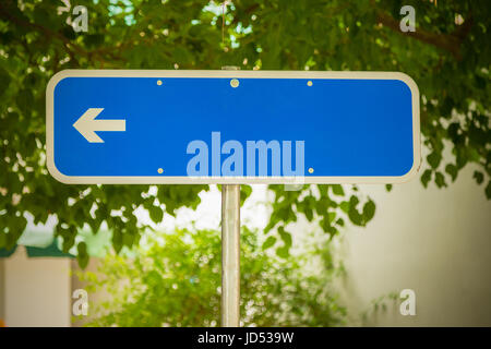 Leere blaue Schild mit weißer Pfeil Stockfoto