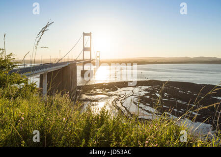 Die ersten Severn Bridge, eine Hängebrücke von 1966, tragen die M48 zwischen England und Wales, in der Nähe von Sunset. Stockfoto