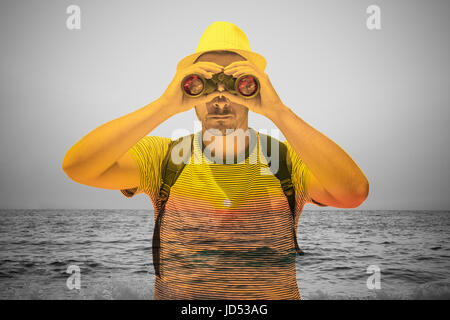 Junge Touristen Kerl Blick auf Sonnenuntergang über Meer mit Fernglas. Doppelbelichtung konzeptionelle Foto. Urlaub-Konzept. Stockfoto