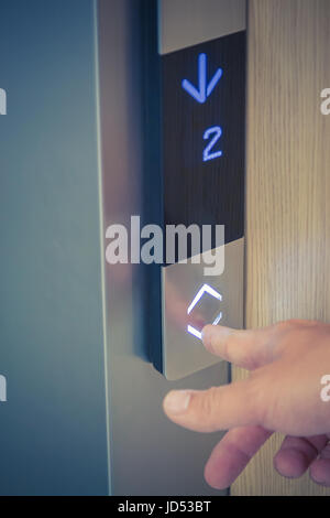 Drücken Sie Pfeiltaste des modernen Aufzug Person Stockfoto