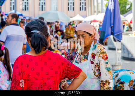 SAMARKAND, Usbekistan - 28 AUGUST: Frauen verkaufen Obst an Siab Basar; Obst, Gemüse und Gewürze Markt in Samarkand, August 2016 Stockfoto