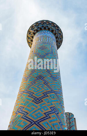 Minarett mit blauem Mosaik Fliesen von unten Registan, Samarkand, Usbekistan Stockfoto