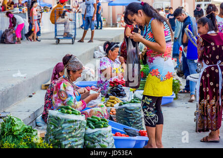 SAMARKAND, Usbekistan - 28 AUGUST: Frau kaufen Gemüse auf Siab Basar, einheimisches Obst und Gemüse Markt in Samarkand. August 2016 Stockfoto