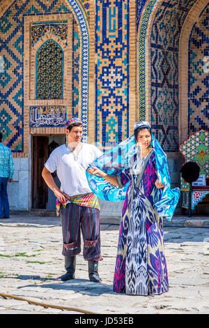 SAMARKAND, Usbekistan - 28 AUGUST: Braut und Bräutigam in traditionellen usbekischen Hochzeit Kleider - bunte und Muster in Samarkand Registan. August 2016 Stockfoto