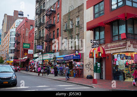 NEW YORK CITY - 15. Oktober 2014: Ebene Straßenansicht von Wohnungen und Geschäften, Ecke der Mulberry Street und Hester Street in Chinatown Stockfoto