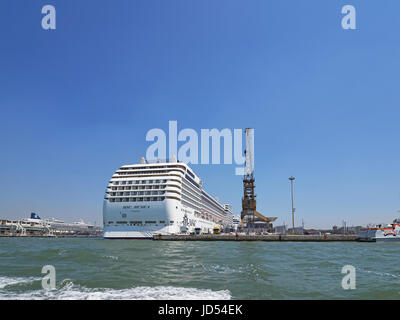 Venedig Kreuzfahrt port terminal Marittima und MSC Musica Stockfoto