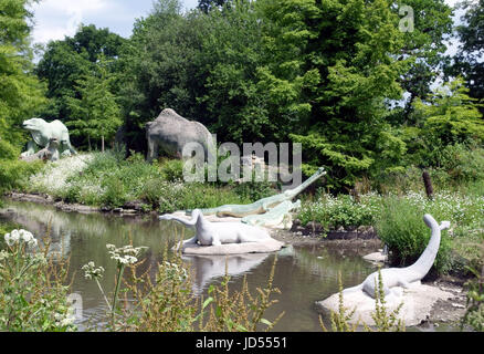 Dinosaurier-Figuren im Crystal Palace Park, South Londonr Stockfoto