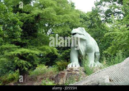 Dinosaurier-Figuren im Crystal Palace Park, South Londonr Stockfoto