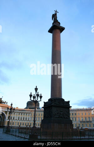 Die Alexander-Säule am Schlossplatz (Dwortsowaja) in St. Petersburg Stockfoto