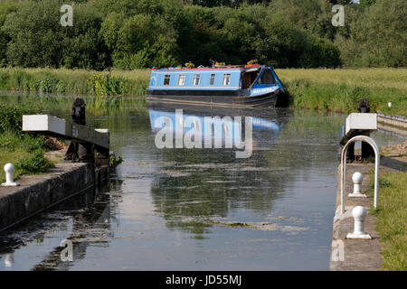 Blau lackierten Hausboot festgemacht am Fluss Stort Tednambury Lock Essex Stockfoto