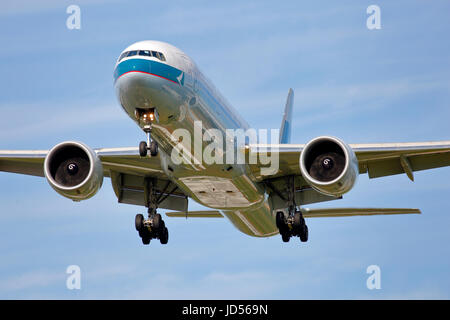 B-KQS Cathay Pacific Boeing 777-300 im Endanflug in London Heathrow Airport Stockfoto