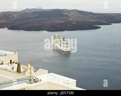 Santorini Kreuzfahrtschiff vor Anker in der Caldera von Nea Kameni Fira entnommen Stockfoto