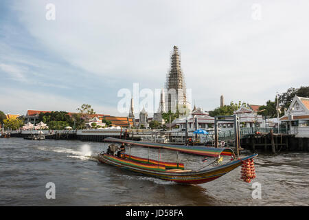 Nahverkehr-Boot am Chao Phraya River in Bangkok, Thailand Stockfoto