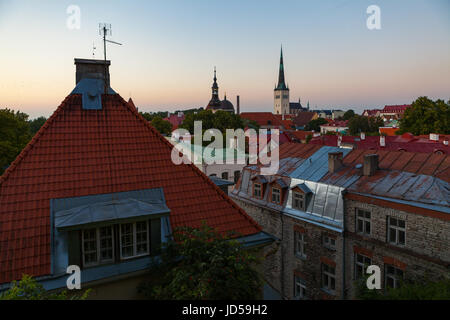 Rote Dächer der alten Stadt gegen blauen Himmel nach Sonnenuntergang Himmel, Tallinn, Estland Stockfoto