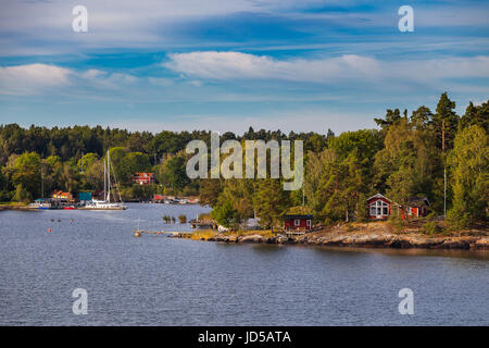 Blick auf kleine Hütten auf einer Insel in Schären von Stockholm, Schweden. Sommer Sonnenaufgangszeit. Stockfoto