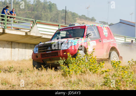 EXTREMADURA, Spanien - JUN 17: Fahrer und Mitfahrer teilnehmenden TT Spanisch-Rallye-Meisterschaft. Badajoz, Dehesa de Extremadura. Stockfoto