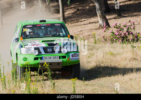 EXTREMADURA, Spanien - JUN 17: Fahrer und Mitfahrer teilnehmenden TT Spanisch-Rallye-Meisterschaft. Badajoz, Dehesa de Extremadura. Stockfoto