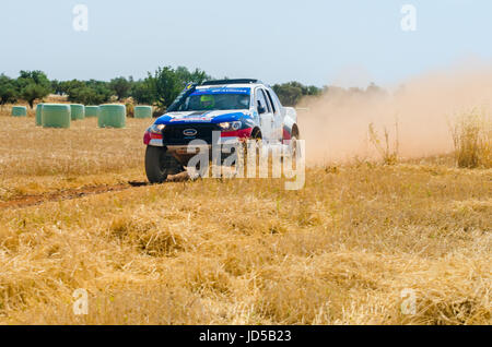 EXTREMADURA, Spanien - JUN 17: Fahrer und Mitfahrer teilnehmenden TT Spanisch-Rallye-Meisterschaft. Badajoz, Dehesa de Extremadura. Stockfoto