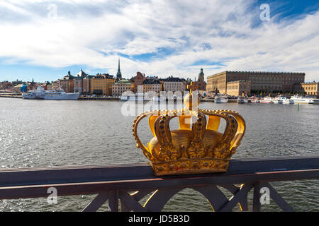 Goldene Krone auf Skeppsholm Brücke mit Stockholms Slot (Königlicher Palast) im Hintergrund. Stockholm, Schweden Stockfoto