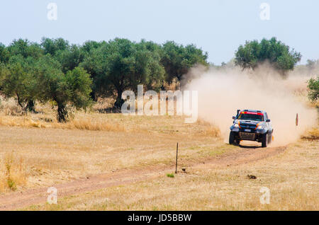 EXTREMADURA, Spanien - JUN 17: Fahrer und Mitfahrer teilnehmenden TT Spanisch-Rallye-Meisterschaft. Badajoz, Dehesa de Extremadura. Stockfoto