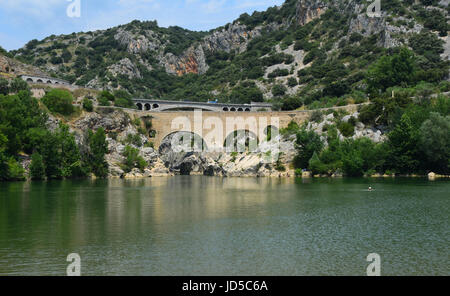 Der Pont Du Diable [Teufelsbrücke] am Fluss Hérault, Frankreich. Stockfoto