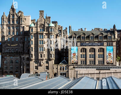 Der Scotsman Hotel von der Nordbrücke neben der City Art Centre in Market Street Edinburgh Schottland UK Stockfoto