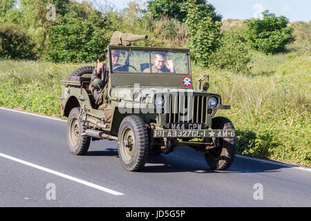 Ein mahindra Armee Militär jeep Reisen entlang der Küstenstraße die Southport motorfest in Merseyside zu besuchen. Stockfoto