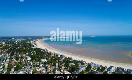 Luftbild auf La Baule Escoublac und Pornichet Bucht und den Strand in Loire Atlantique, Frankreich Stockfoto