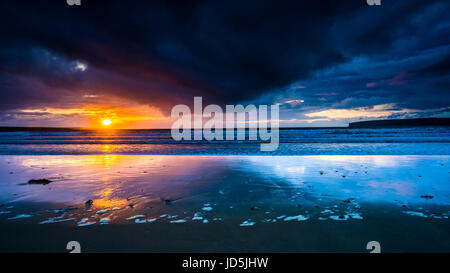 Ein Gewitter geht über Dunnet Bay, Caithness, Schottland. Stockfoto