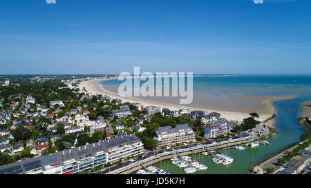 Blick auf die Bucht von La Baule Escoublac aus Le Pouliguen, Loire-Atlantique, Frankreich Stockfoto