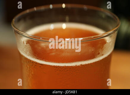 Textur des gekühlten Leichtbier in Tulpenglas mit Kondensation, selektiven Fokus zugemacht Stockfoto