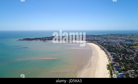 Blick auf die Bucht von La Baule Escoublac aus Le Pouliguen, Loire-Atlantique, Frankreich Stockfoto